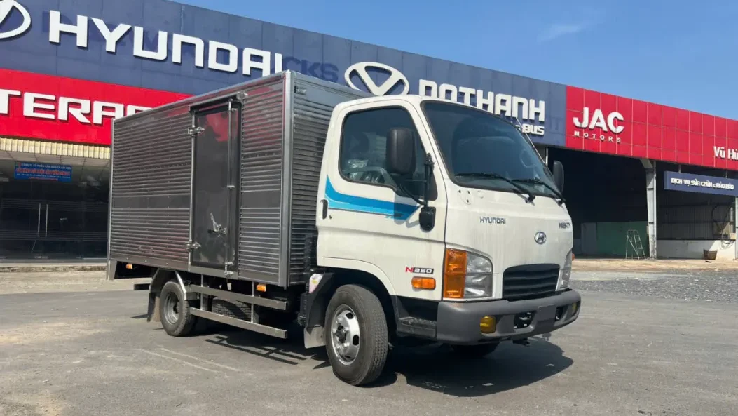 HYundai N250 E5 thùng kín màu trắng