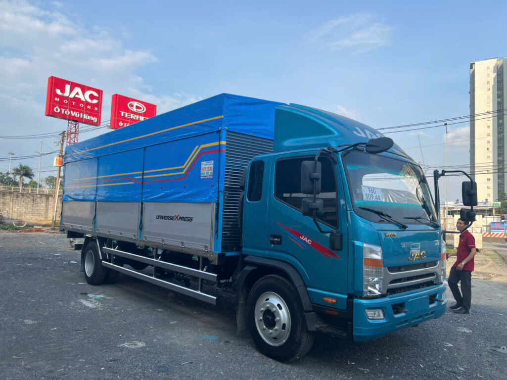 JAC N900 sơn màu xanh tùy chọn